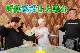 搞笑剧：姐妹俩饭店吃饭，没想遇到个奇葩服务员，说话笑翻全场视频封面