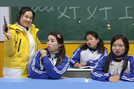 校园剧：同学们带手机上课，结果全被老师没收了，结局真是太逗了