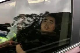 高速堵车路上大排长龙，通车后却不见车动，一看头车司机网友乐了视频封面