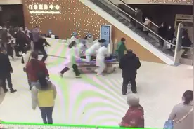 患者就诊时心脏骤停 护士转运床上跪做胸外按压：这时我不上谁上视频封面