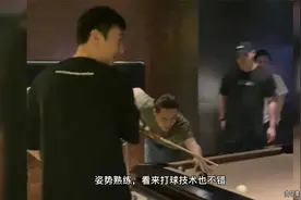 王思聪张艺兴酒吧嗨玩！王校长伸手与美女互动，两人还一起打台球视频封面