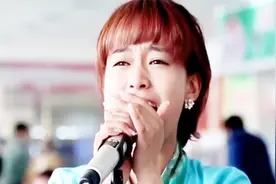 美女在食堂演唱藏语版《喜欢你》，全食堂人一起合唱，场面太震撼视频封面
