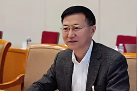 政协委员：建议全面放开生育政策，每个家庭自主决定生育孩子数量视频封面