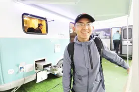 北京房车展看到几辆迷你小拖挂，女朋友立马就想出当老板的好妙招视频封面