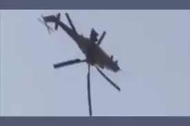 武装直升机在城市上空发射导弹！