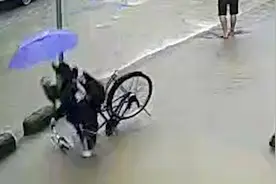 河南信阳一男子骑行时头朝下掉下水道，路人施救跑掉鞋视频封面