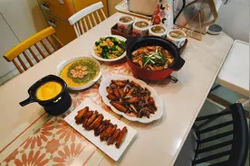 周末给家人加餐做五菜一汤,干煸鸡翅,黄焖鲈鱼,老公和孩子抢着吃视频封面