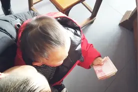 农村娃过周岁生日七大姑八大姨都来了给了好多红包！跟你们一样吗视频封面