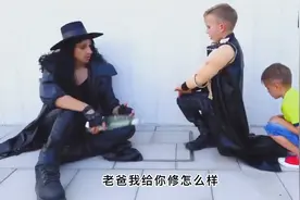 外国小男孩和弟弟喜欢玩,WWE玩具,爸爸给他们买了一堆玩具