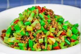大厨分享“芹菜炒牛肉末”的家常做法，鲜香味美超下饭，先收藏了视频封面