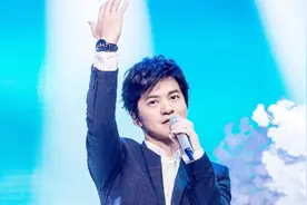 歌手李健深情唱《Feeling Good》带来极致美好 ，后台嘉宾听呆了