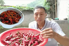 大叔自制紫苏辣椒酱，香辣又开胃，拿它拌粉拌面都特别香