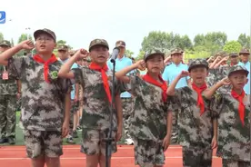 在国防军事夏令营里磨练意志 促进孩子心智成长视频封面