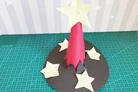 手工制作女巫的魔法帽，小帽子戴起来，我们会要到糖果吗