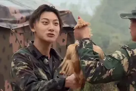 明星那些怕鸡瞬间：黄子韬不敢抓鸡，直言你要是拿老虎我就不怕！视频封面