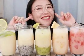 万能的养乐多，可以搭配各种水果做出超漂亮的饮料，好看又好喝