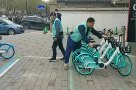 随意停车要扣钱！郑州投放5000辆新型共享单车，需在定点线内还车视频封面
