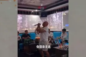 大爷聚餐唱歌火了，歌声如此撕心裂肺，这是跑了几个老婆？视频封面