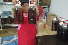 夫妻俩卖菜籽油，有朋友发现居然颜色不一样，究竟是什么原因呢视频封面