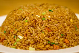 粒粒饱满分明不粘不连的酱油炒饭，按我说的做 ，咋炒都不会翻车视频封面
