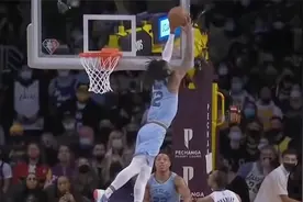 摆脱地心引力！莫兰特平框抓帽惊呆众人，原来篮球还能这么打？视频封面