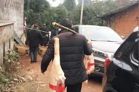 农村用偏传统的方法结婚，接亲带着猪腿鸡鸭，这样的风俗你见过吗