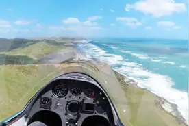 驾驶滑翔机飞翔在新西兰海岸，景色美不胜收，巴适！