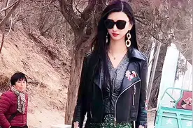 身高两米的女巨人，走在路上路人的反应太真实了！视频封面