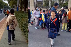 女子盛装打扮接儿子放学，却遭其嫌弃扭头就走，一低头网友秒懂！视频封面