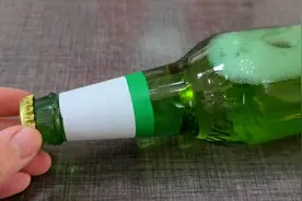 今天才知道，啤酒开盖这么简单，老师傅教我拿手绝活，简单不费劲