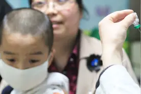 导致小孩“猪头脸”的流行性腮腺炎到底是什么？视频封面