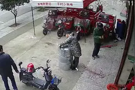 男子用角磨机割油桶发生爆燃 吓得连忙扔下手中工具后退视频封面