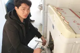 老奶奶把洗衣机放洗澡间使用，太潮湿导致电容损坏，甩干桶不转了