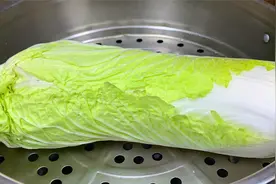 把白菜放锅中蒸一蒸，出锅就是大硬菜，过年招待客人有面子，真香视频封面