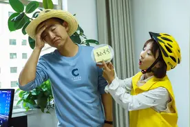 美女送外卖，把顾客名字叫成李弓弓，不料顾客叫李弜视频封面