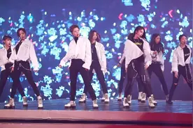 火箭少女演唱会杨芸晴《生而为赢》横拍Focus，跳舞太帅了视频封面
