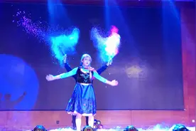 男生五毛钱特效扮演“冰雪奇缘”，网友：你跳个舞把同伴累够呛视频封面