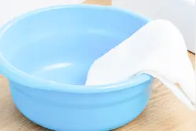 塑料盆用久了又脏又黑，从邻居那偷学一招，再脏也能清洗干净