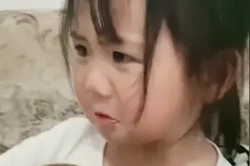 萌娃意外听到爸爸语音委屈大哭，奶声向妈妈诉苦：他说别人都认字视频封面