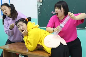 短剧：老师给学生打针，学生自制粘土屁股，不料老师拿来巨型针管视频封面