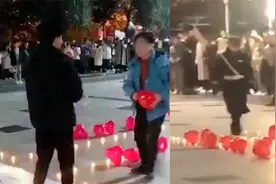 河南一男生校园告白遭保安踢飞蜡烛灯，目击者：现场很多人骂保安视频封面