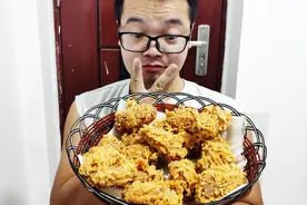 炸鸡翅只有裹粉环节做好了，才能好看焦脆，看小伙如何裹粉炸鸡翅