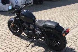 排量125CC的硬派巡航车，V型双缸最大马力14.6匹，绰号小哈雷视频封面