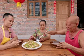 给四伯爷做“青椒肉丝炒饭”，朴实无华的真家常菜，有家的味道