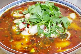 厨师长教你水煮鱼的正确做法，鱼片滑嫩，香辣过瘾，做法很简单视频封面