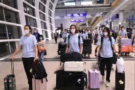 中国女排入住香港酒店！李盈莹行李箱成为焦点，机场遭遇大批球迷视频封面