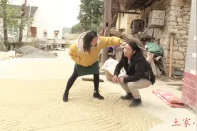 农村小伙一个人在那里傻笑，被媳妇揪住耳朵还不知道是怎么回事！视频封面