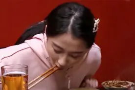 明星多馋火锅，关晓彤吃火锅搭配两碗香菜，吃到根本停不下来视频封面