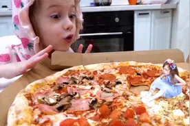 妹妹变小了哎这是怎么回事呢？哦原来是做梦哎，虚惊一场！