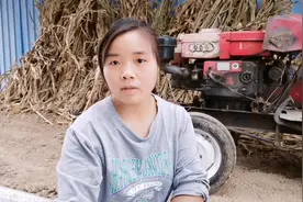 小伙跑了百十里地花了7000块钱，买了个旧的东方红拖拉机，看值吗视频封面